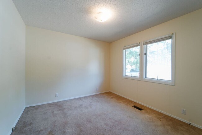 Building Photo - This darling 2 bedroom, 1.5 bath townhome is perfect for low maintenance, one level living! With ...