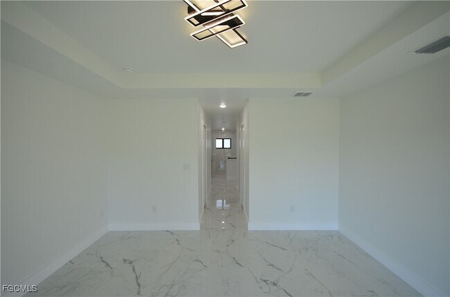 Building Photo - 1242 Hathor St E