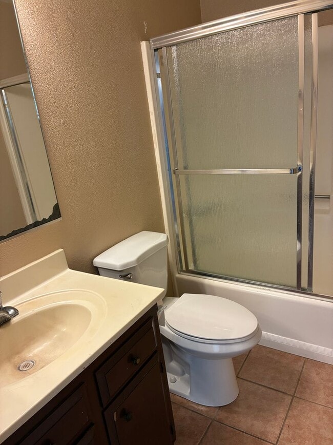 Building Photo - 3 Bedroom 2 Bath with Pool