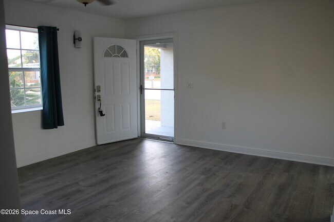 Building Photo - 904 Kensington Dr