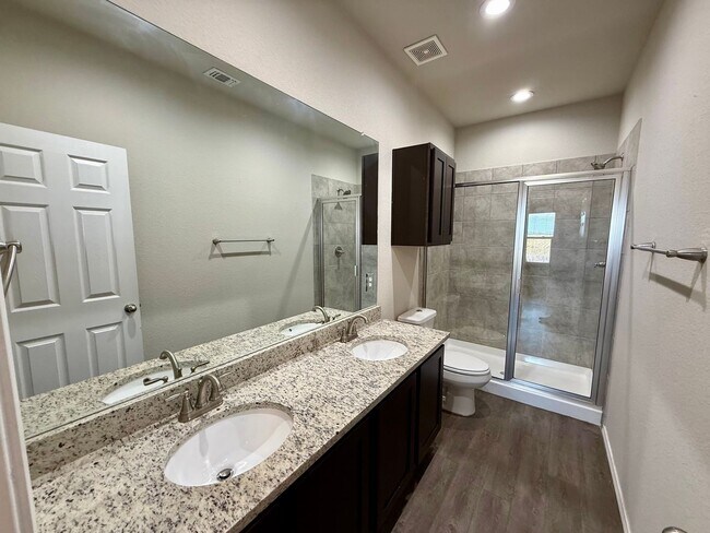 Building Photo - Luxury 3-bedroom, 2-bathroom Duplex in Seg...