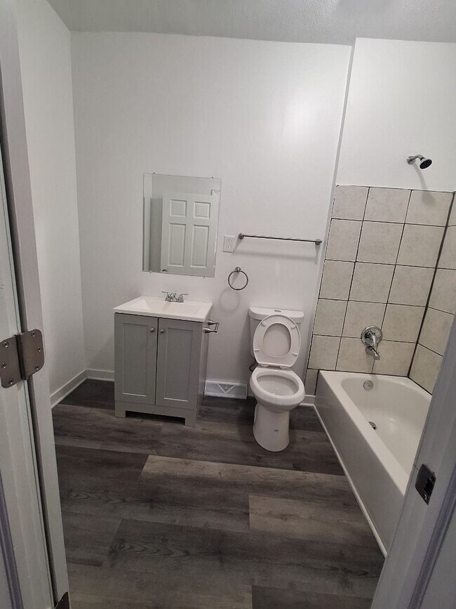 Building Photo - 320 W 16th St