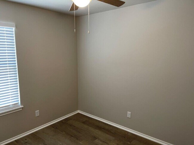 Building Photo - 3 bed 2 bath town home in Putnam City Scho...