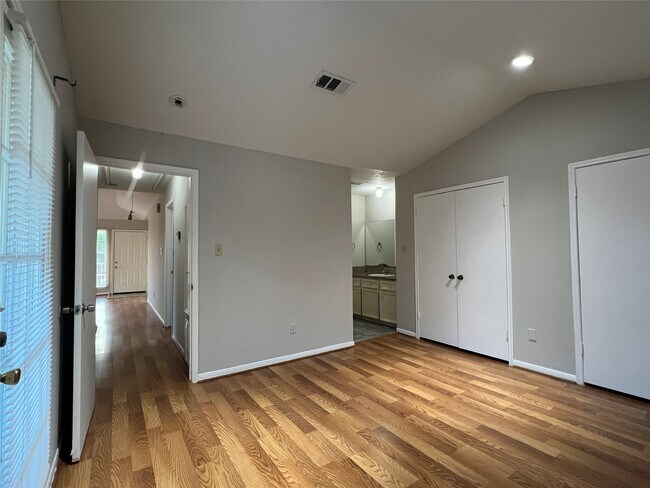 Building Photo - 11507 Meadow Ln