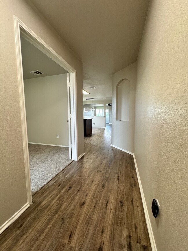 Building Photo - Beautifully 3 Bed, 2 Bath Renovated Home N...