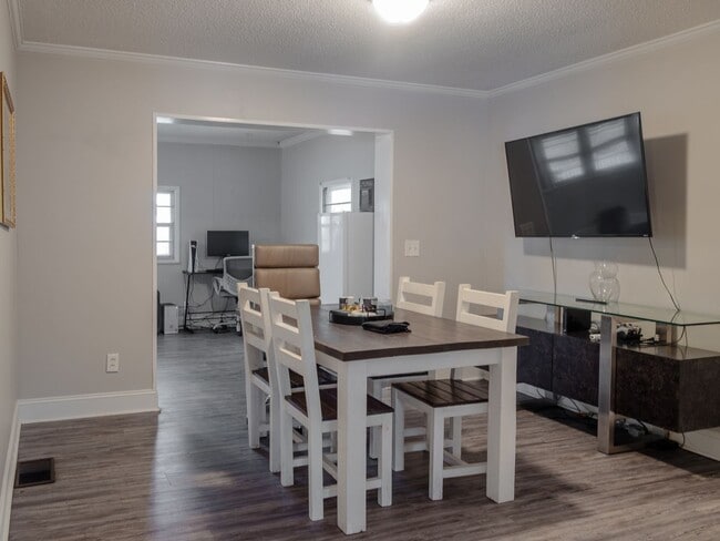 Building Photo - 411 College Blvd