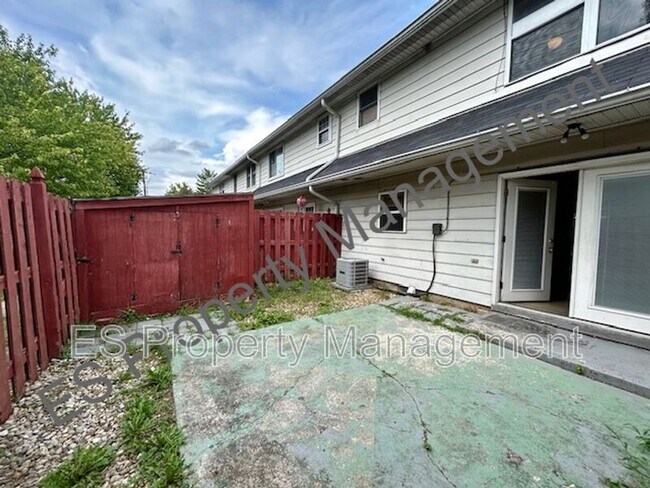 Building Photo - 718 Southfield Ct