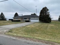 Building Photo - Country Home in Wes-Del School District