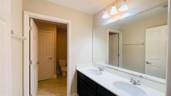 Building Photo - 1033 Vinsetta Cir