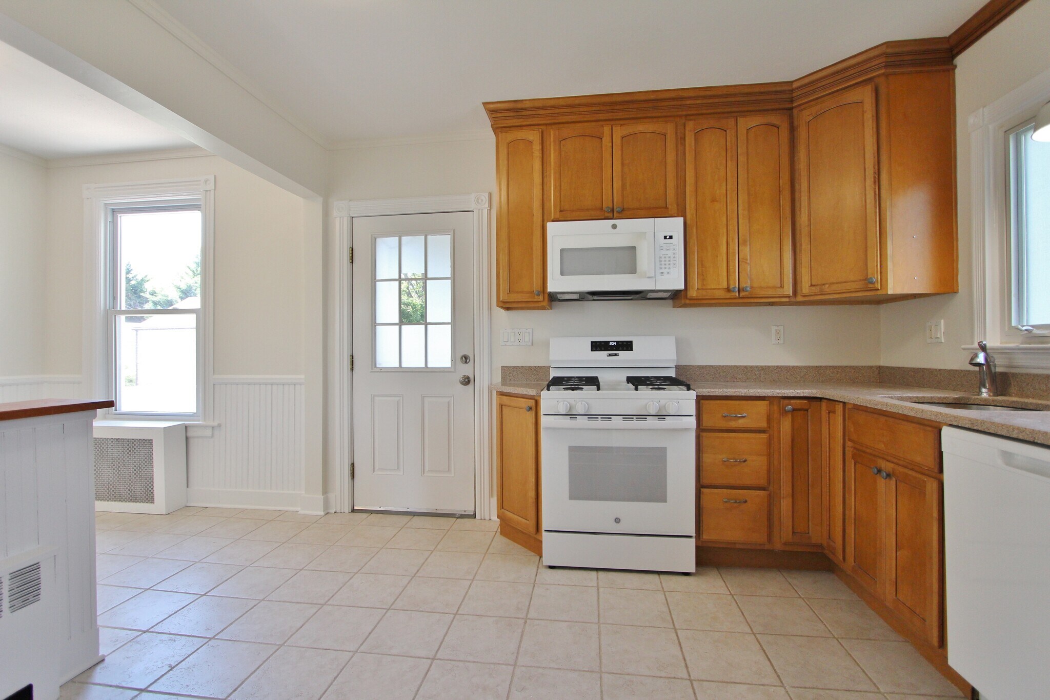 Kitchen - 552 Cumberland St