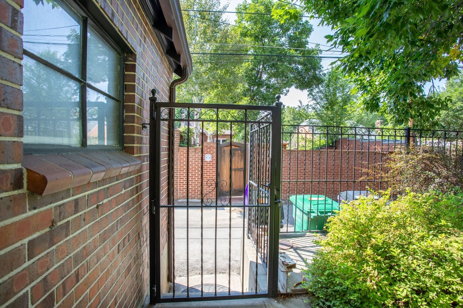 Building Photo - 1065 S Clayton Way