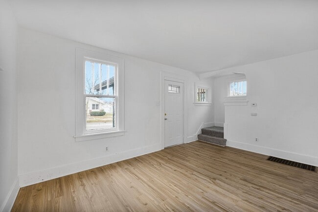Building Photo - NEW UPDATED 2 BEDROOM HOME!
