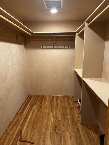 Large master bedroom w/ ensuite bath, large walk-in closet, and sitting deck. - 501 Rio Grande Ave