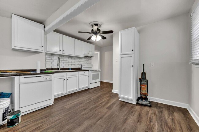 Building Photo - Adorable bungalow