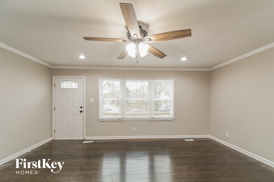 Building Photo - 401 Sparella St