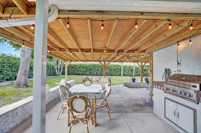 Building Photo - 727 Fernwood Dr