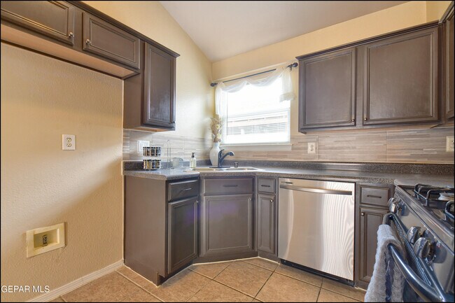 Building Photo - 683 Teichelkamp Dr