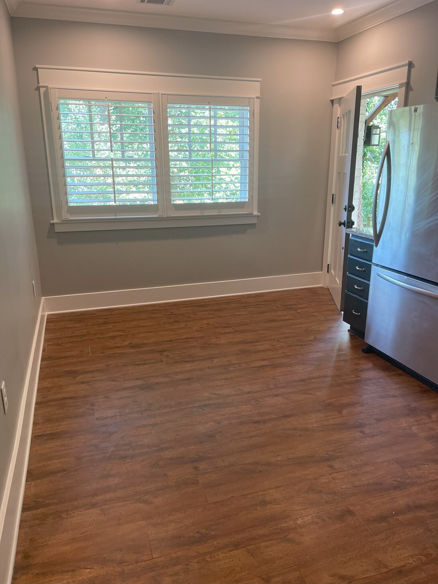 Sitting area in kitchen/entrance area - 460 E Pharr Rd