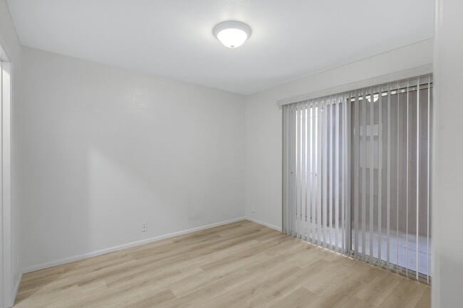 Building Photo - Private 2/2  Unit • Quiet Community • Prime North Phoenix Location