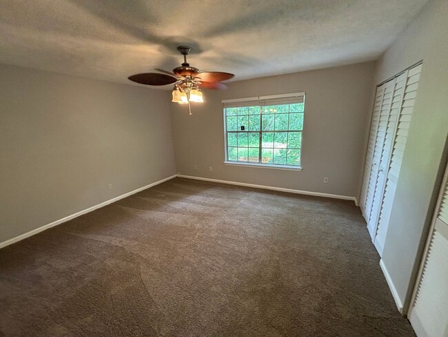 Building Photo - Beautiful 3 Bedroom Townhouse!