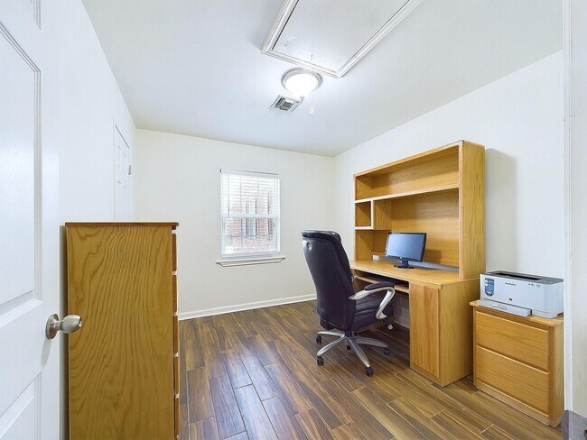 Building Photo - 2814 Balmorhea Ave