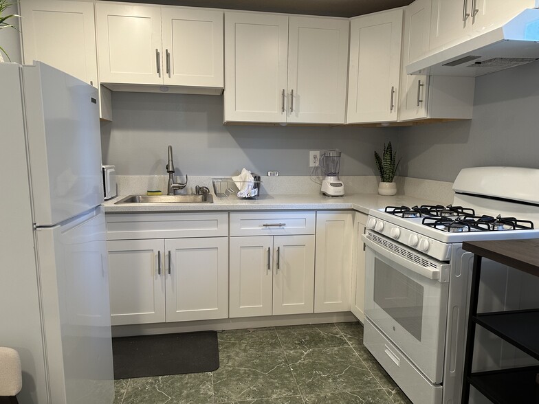 ALL NEW KITCHEN - 13601 Oxford Ct