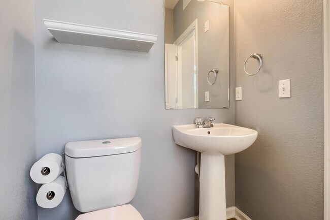 Building Photo - 3 Bed 2.5 Bath End Unit Home with FENCED Y...