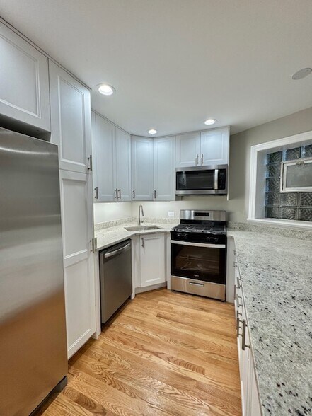 Building Photo - 3647 N Marshfield Ave