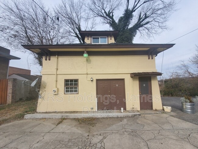 Primary Photo - 734 S Sycamore St