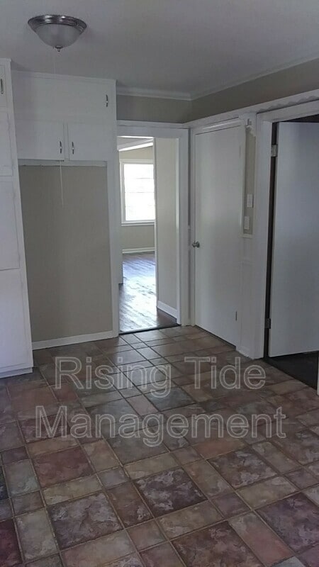 Building Photo - 517 5th Ct