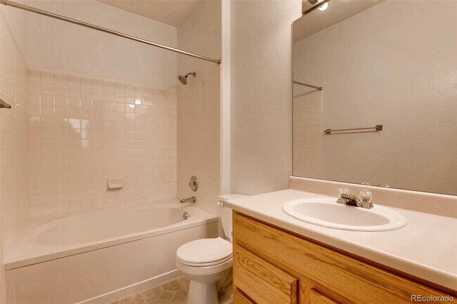 Building Photo - Charming 2 bedroom/ 2-bathroom unit in Castleview Condominium complex- Great location - 1 car gar...