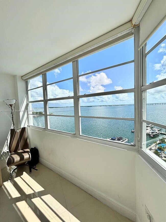 Building Photo - 801 Brickell Bay Dr