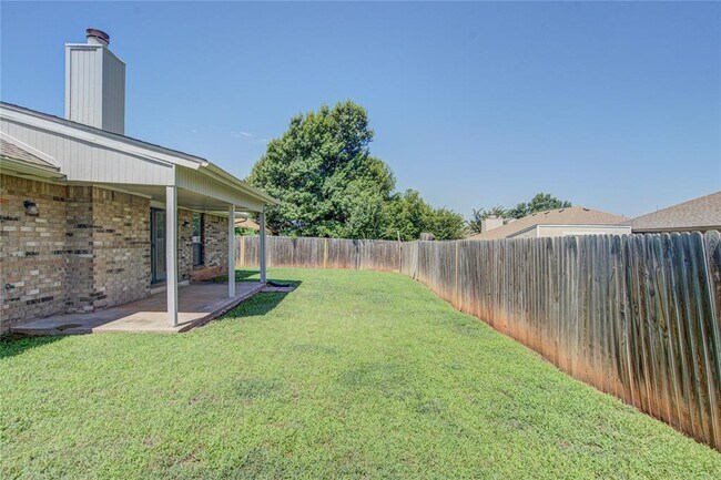 Building Photo - 2109 Shamrock Dr