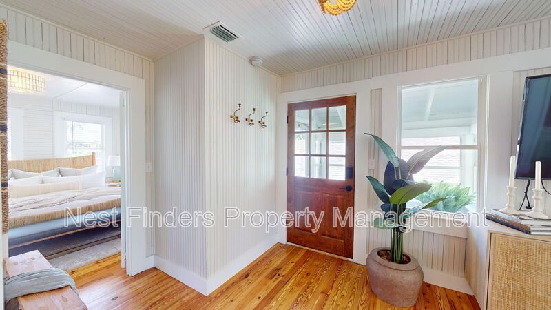 Building Photo - 807 2nd St S