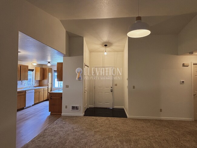Building Photo - 61875 Avonlea Cir