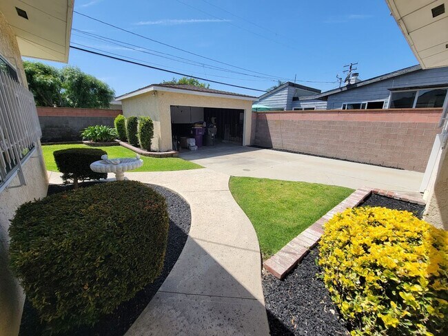 Building Photo - SPACIOUS 3BD/2BA WITH GARAGE, LAUNDRY AND ...