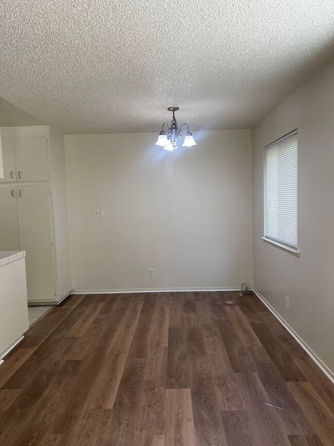 Building Photo - PRICE REDUCED!! UPDATED 2 BEDROOM CONDO!!