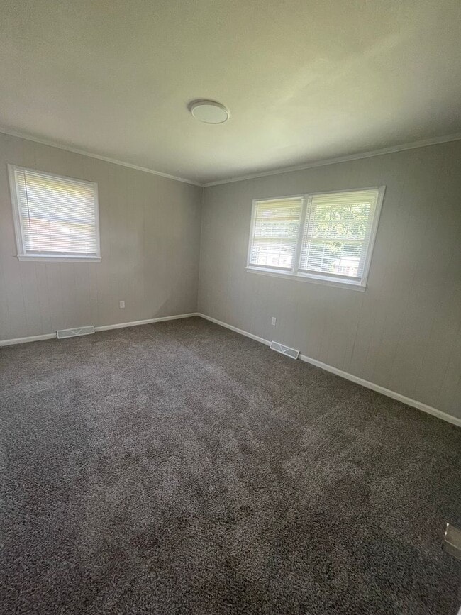 Building Photo - Welcome to this charming 3-bedroom, 2-bath...