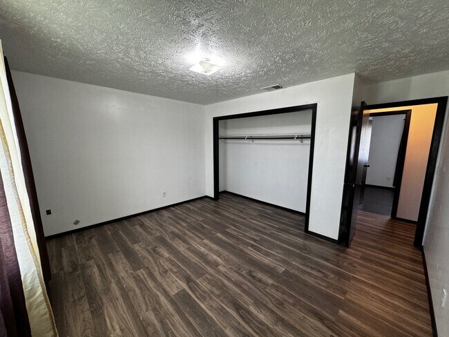 Building Photo - 1040 Jade Dr