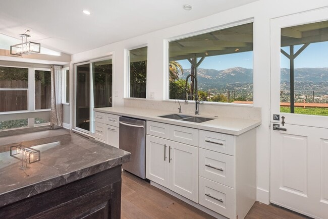 Building Photo - Remodeled Alta Mesa home with Mountain and City Views!