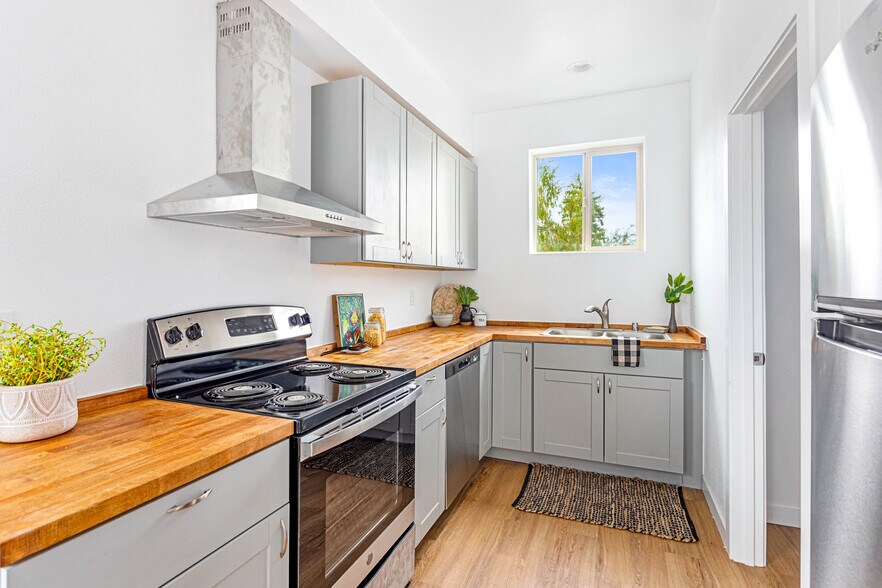 Building Photo - 2023 Salam Lp