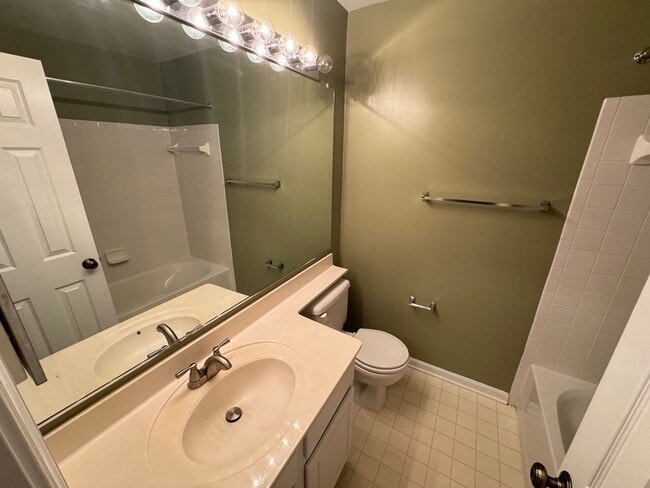Building Photo - Spacious 3 Bed 3 Bath End-Unit Townhome Wi...
