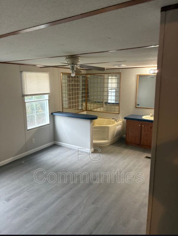 Building Photo - 1726 Suburban Dr