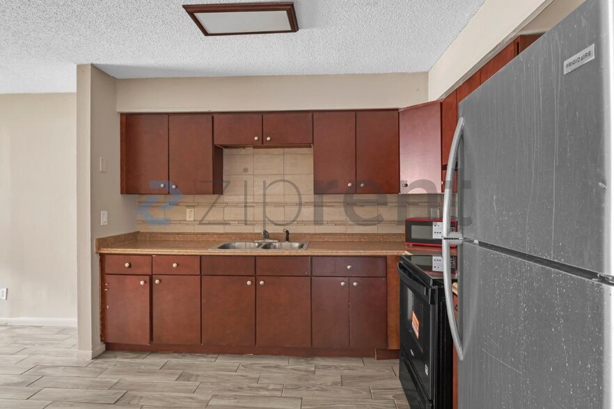 Building Photo - Unit B