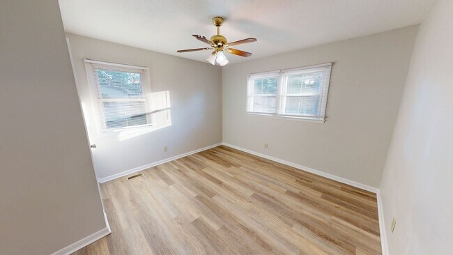 Building Photo - Well Maintained 3 Bedroom Home with Covere...