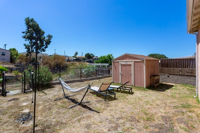 Building Photo - Traditional Home with Large Backyard!