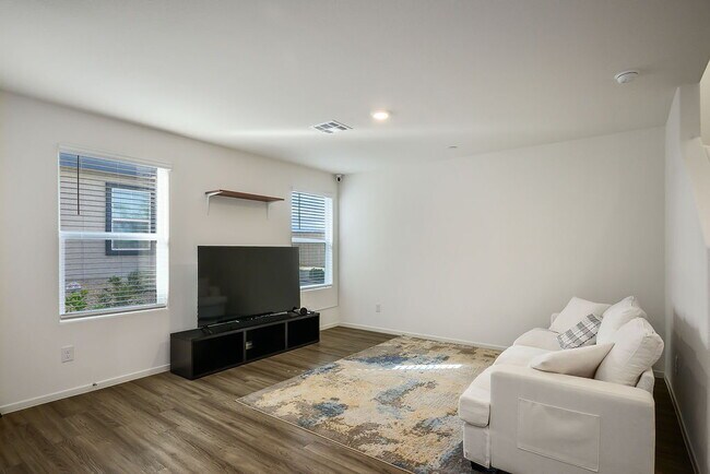 Building Photo - "Charming 3-Bedroom Townhouse with 2.5 Baths in Scenic Las Vegas Locale!"