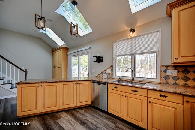 Building Photo - 17 Thomas Rd