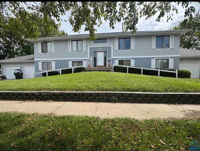 Building Photo - 1402 5th Ave