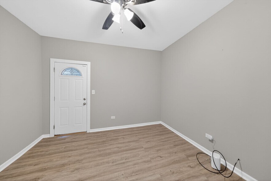 Building Photo - 8428 S Escanaba Ave